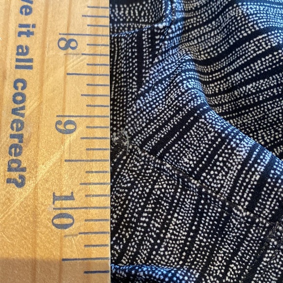 Lululemon Shorts Womens 2 Gray On The Fly MR Drawstring Waist Striped Workout - Picture 9 of 9